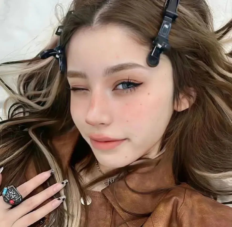 俊俏媳妇开明婆 海报